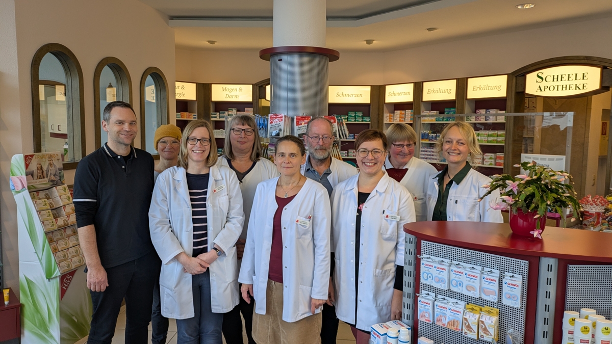 Teamfoto_2025 Team der Scheele Apotheke in der Offizin derselben